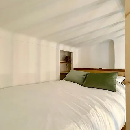 Cosy Cocoon - 2 To 4 Travelers. * Nice